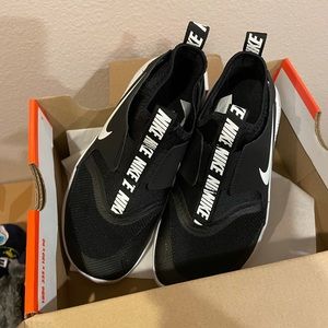 👟Nike kids slip on no lace sneakers👟